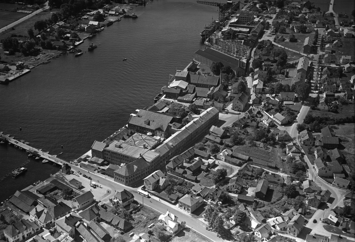Flyfotoarkiv fra Fjellanger Widerøe AS, fra Porsgrunn Kommune. Porsgrunn Porselen . Fotografert av Vilhelm Skappel, 20.07.1953.