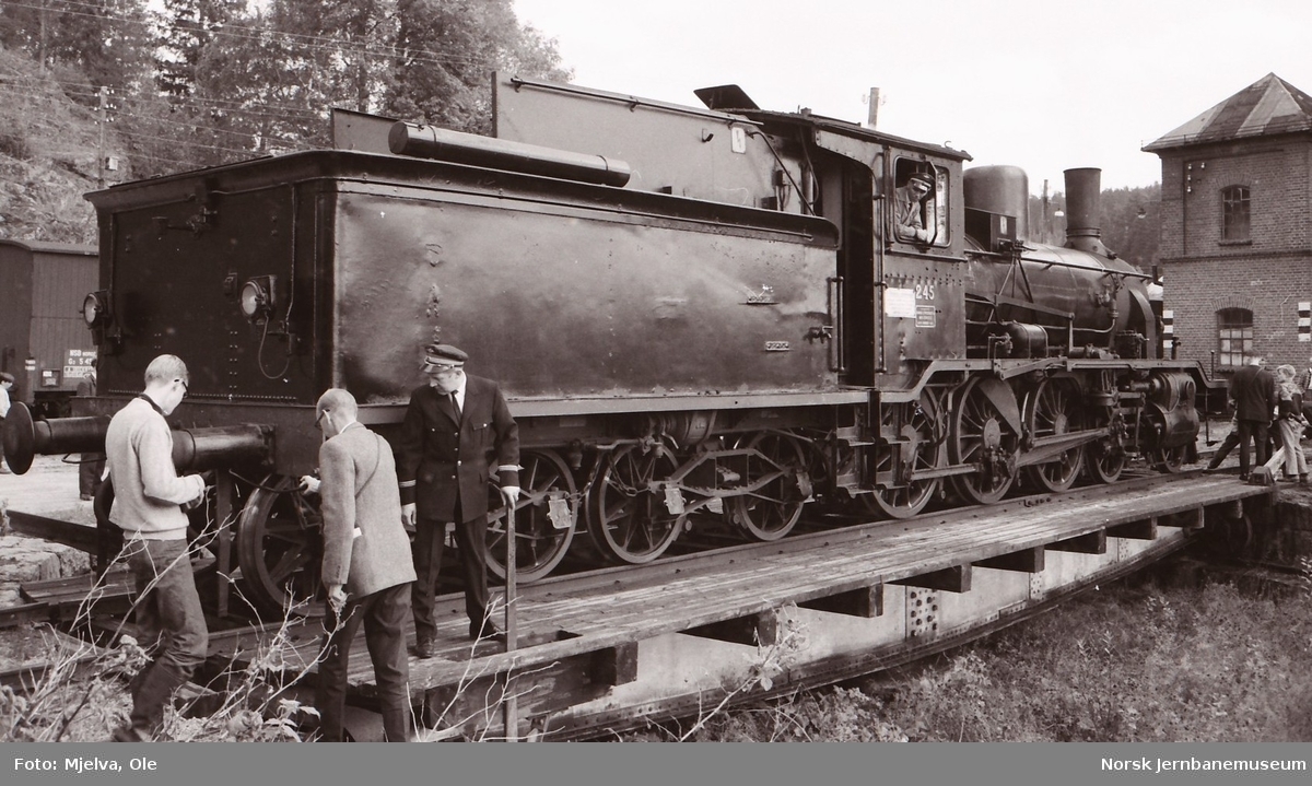 Damplokomotiv type 18c nr. 245 på svingskiven på Krøderen stasjon