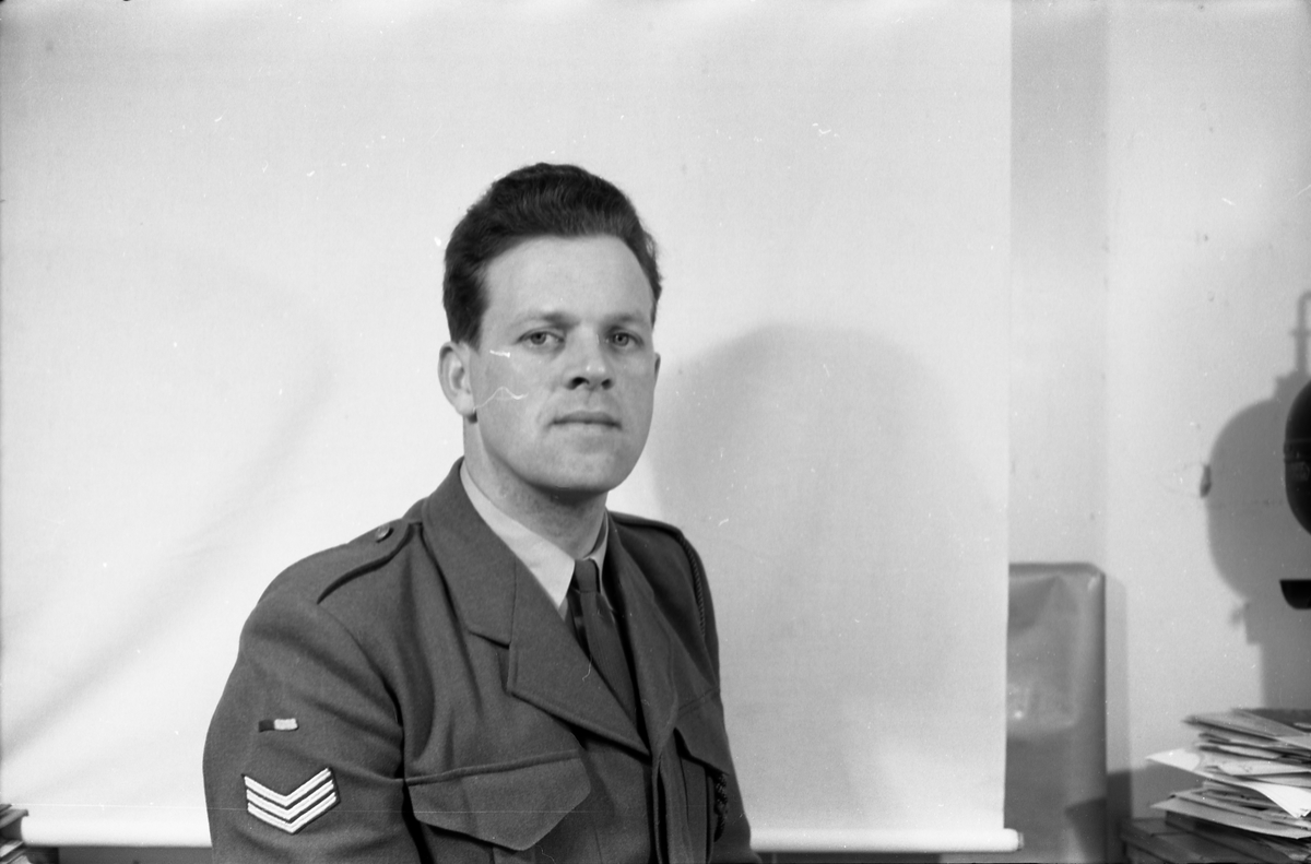Seks portretter av uidentifisert militært befal med sersjants grad.