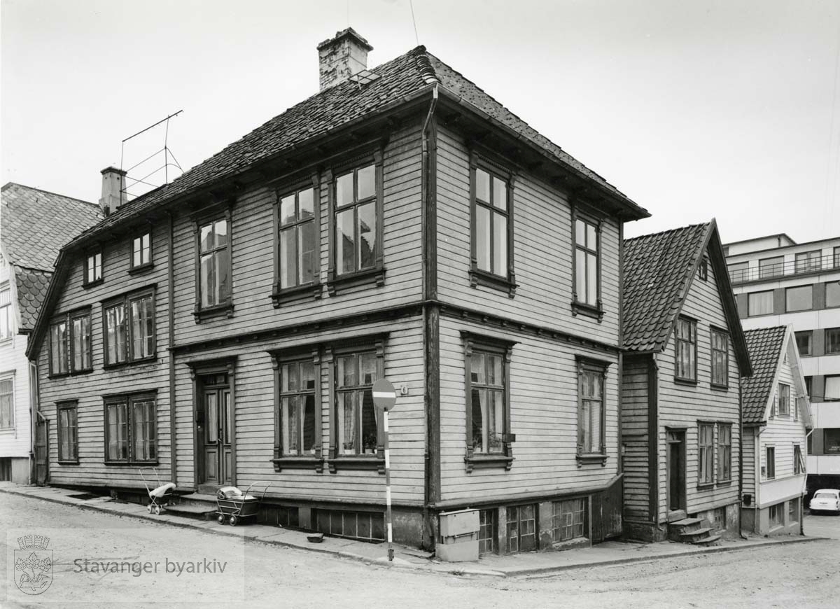 Hjørnehuset er Smedgata 6, revet september 1961. Til høyre Brødregata 3 og 1.