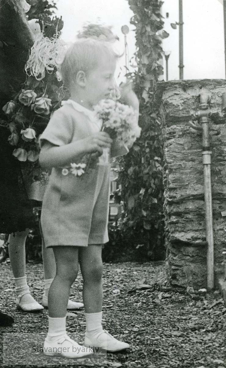Prins Harald med en blomsterbukett. ..(Fra minnealbum avlevert av familien Hansen. Bildene og dokumentene er dog blitt til som ledd av L.W.Hansens kommunale virke, og er således innlemmet som del av formannskapets bildearkiv)