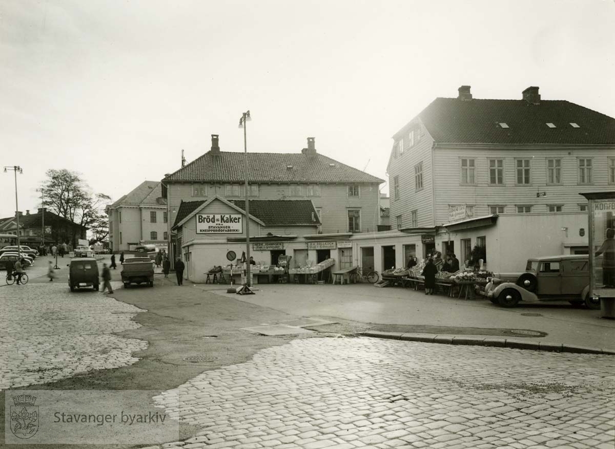 Bakerst fra venstre: Det gamle Posthuset, Torget 6, revet juli 1962, Torget 8 og 10 (nr. 10 er bodene), revet 1957 og Nedre Strandgate 3 revet april 1957.
