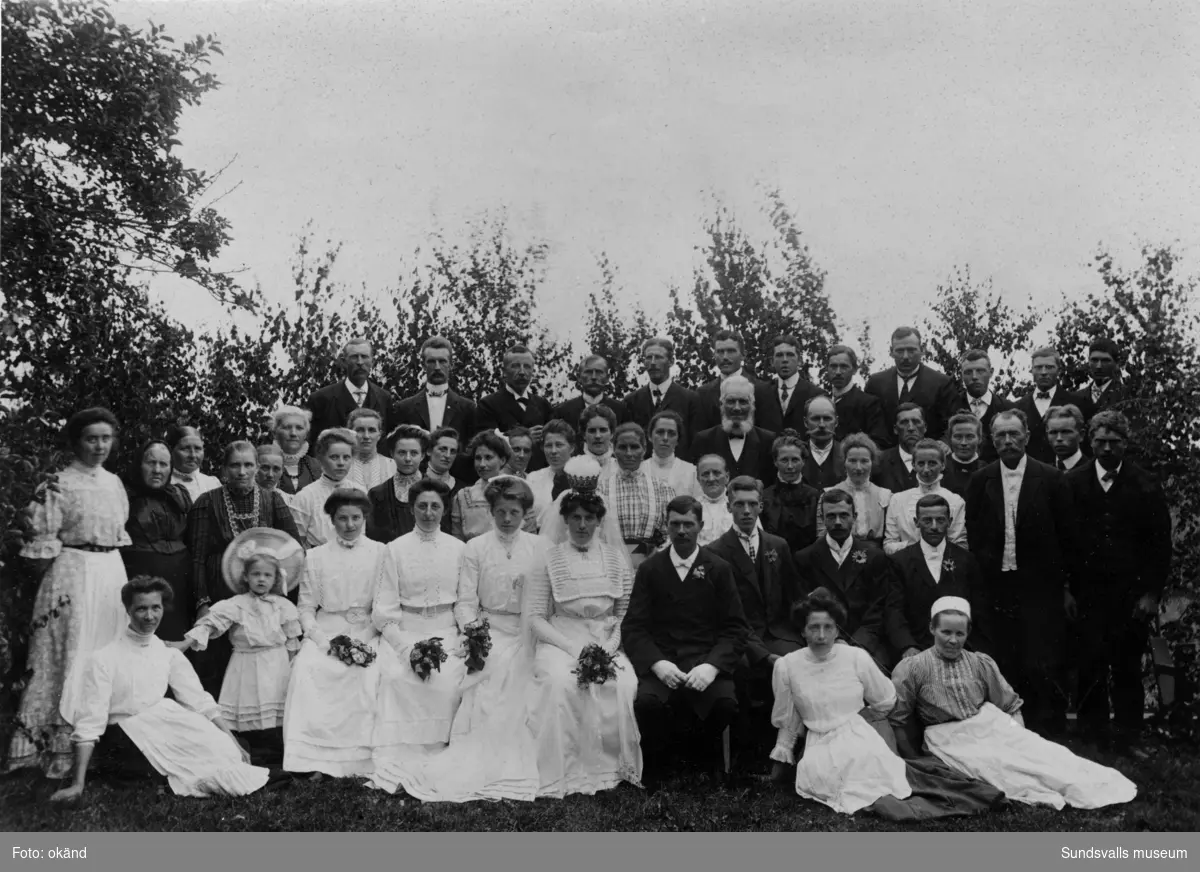 Gruppbild i samband med bröllop. Jonas Persson i Söderäng.