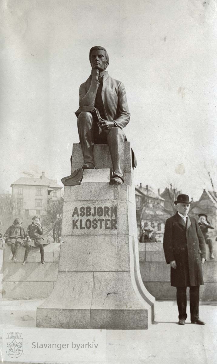Mann oppstilt ved statuen av Asbjørn Kloster