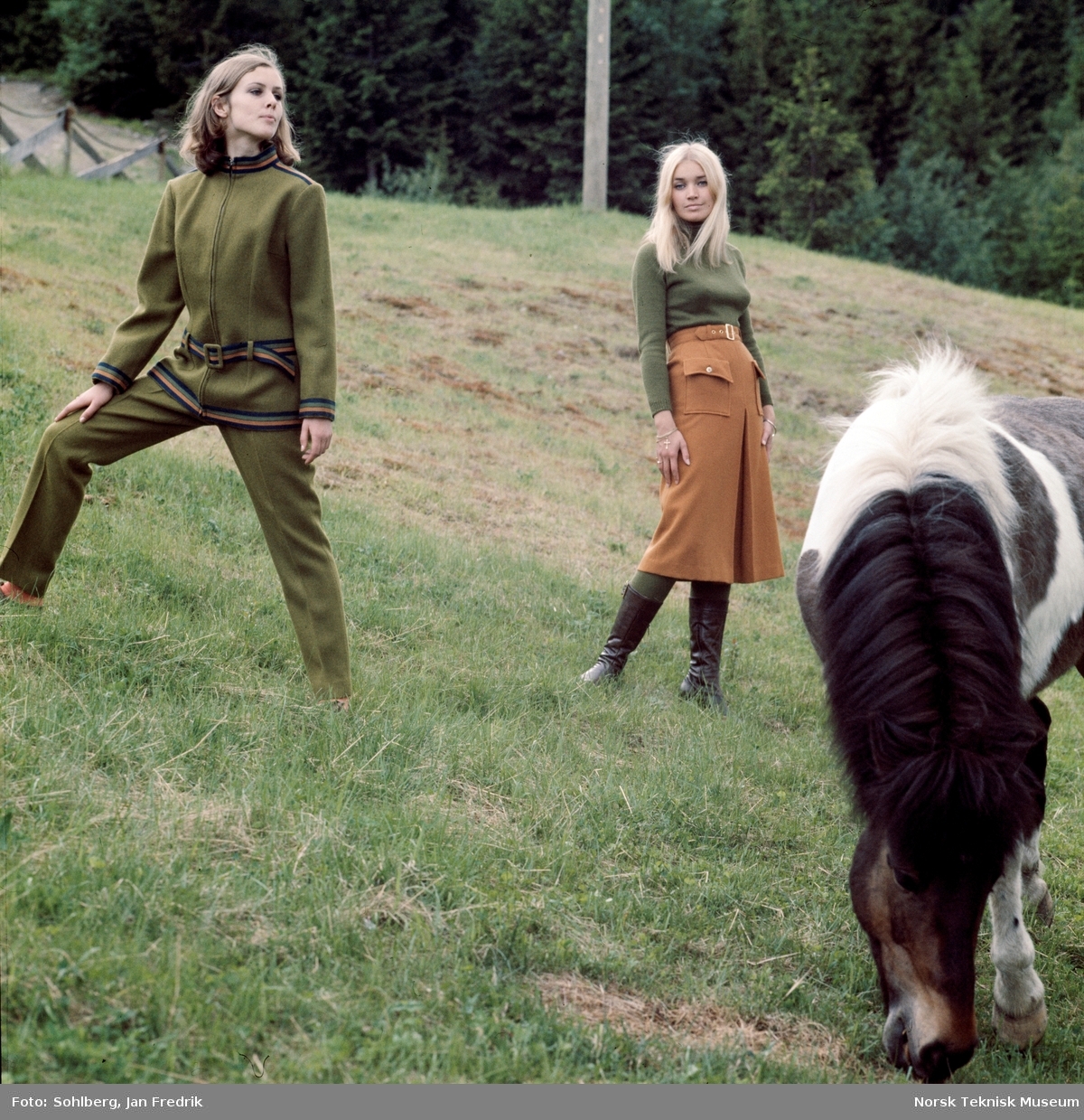 Motebilde, to kvinner med islandsponni i havnehagen viser klær fra kolleksjonen "Fjord Look", høsten 1968. Bildet er en del av en serie der noen er publisert i ukebladet Det Nye.