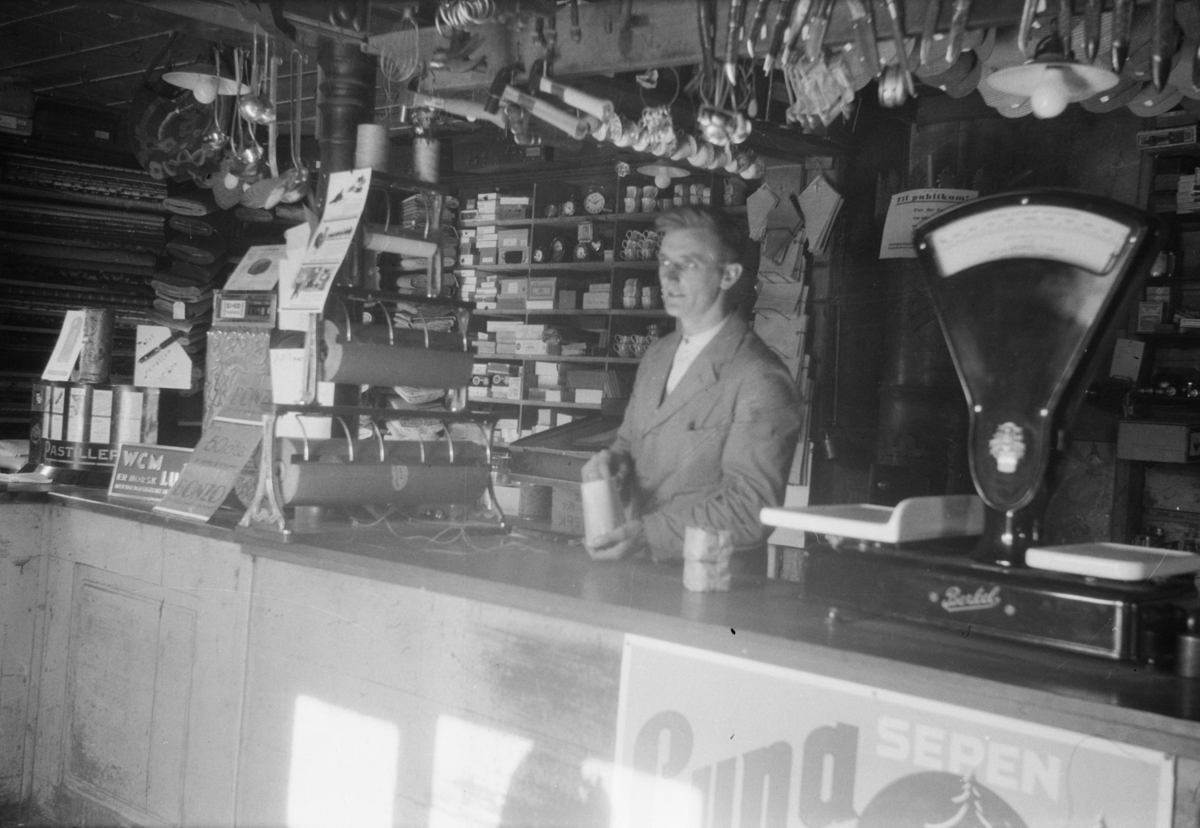 Conrad Johnsen bak disken i butikken på Linjordet