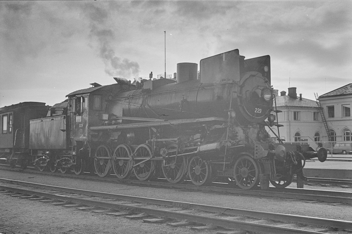 Persontog på Trondheim stasjon. Toget trekkes av damplokomotiv type 26b nr. 229.