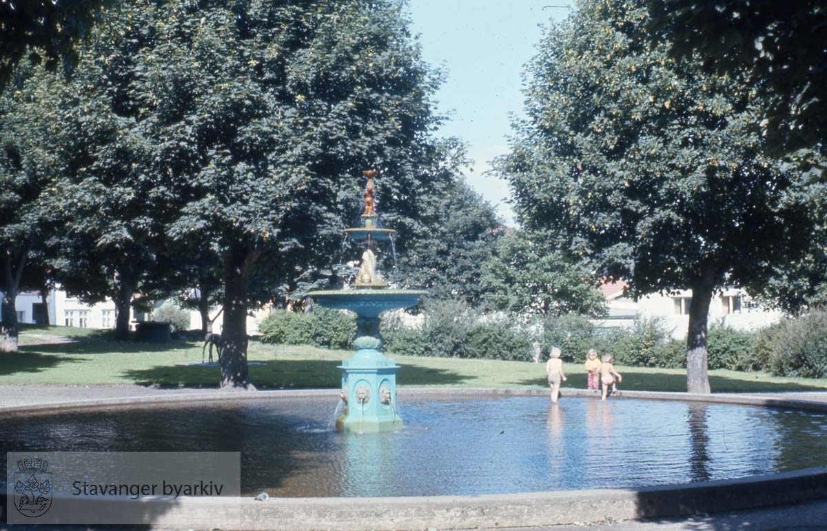 Johannesparken med fontene .Fontenen erstattet Mortepumpen på Torget da den ble fjernet i 1865. I 1897 ble den flyttet til St. Petri plass ved kommuneadministrasjonen. Da disse byggene ble revet i 1963, ble den flyttet til Johannesparken. Siden 1985 har den stått utenfor Rosenkildehuset.