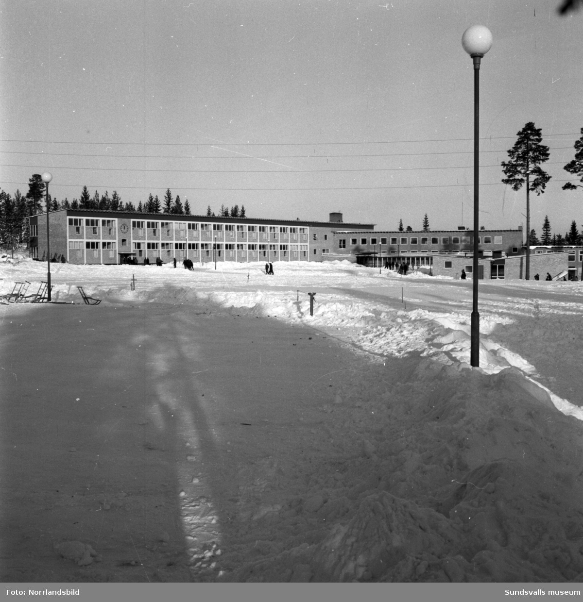 Exteriörbilder av Hagaskolan vintertid.