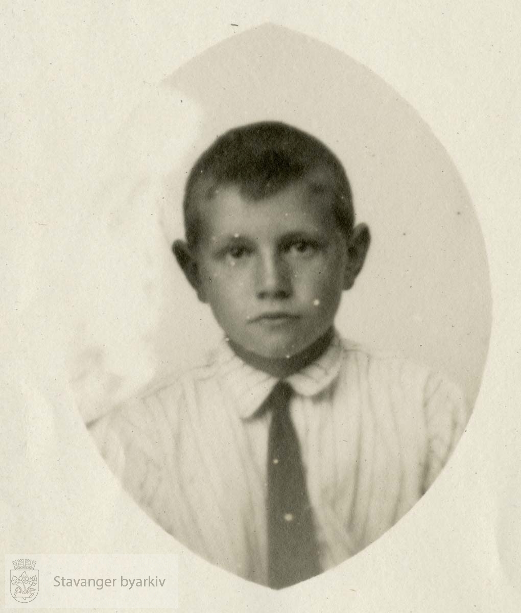 Portrett av gutt med slips