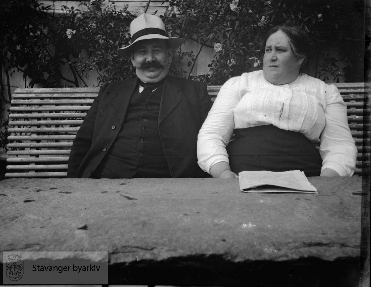 Mann og kvinne på benk i hagen.