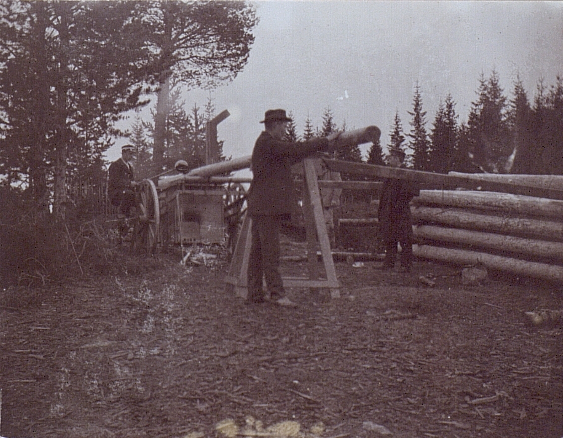 Sjätte distriktets telefonnät, omkr. 1900.  (Sundsvall,Robertsfors och Luossaavara.) Barkning av stolpar.