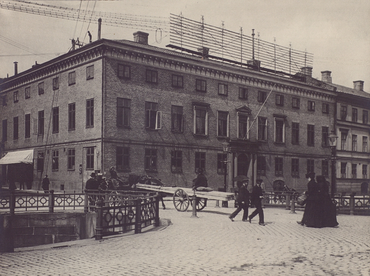 Västra Hamngatan 11 Göteborg i början av 1900-talet. Kablarna gick till tornet på telefonstationen på Västraa Hamngatan 15 och trådknippet förde från stationen till domkyrkotornet.