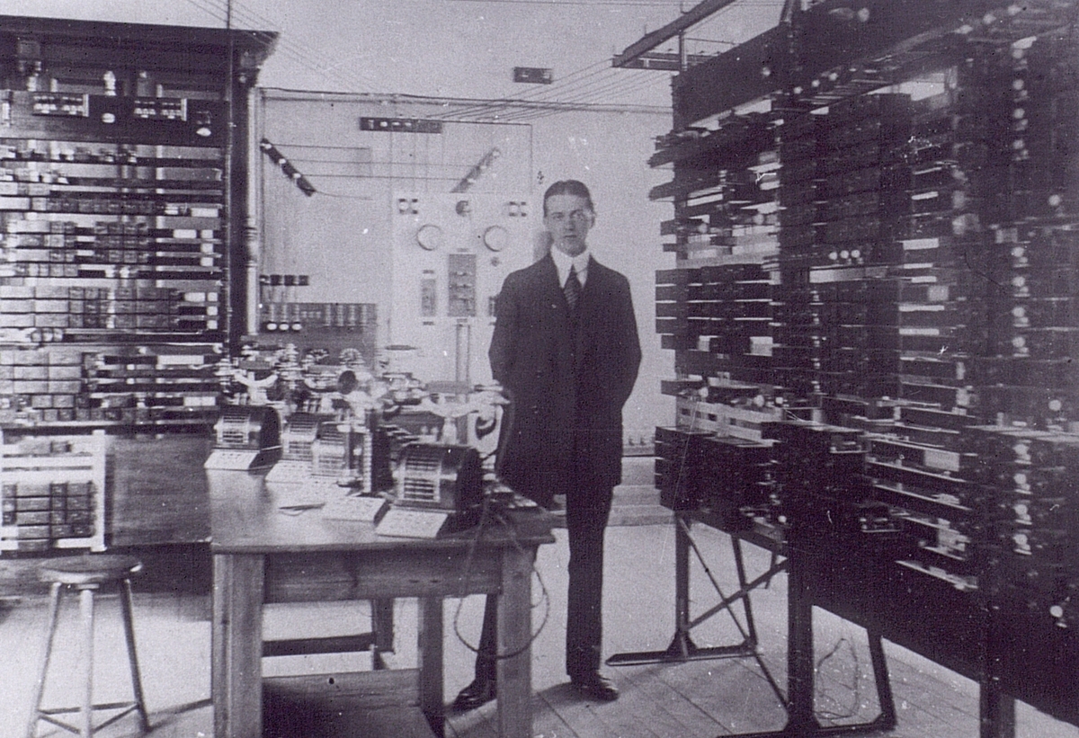 Nya AB Automattelefon Betulander, Stockholm (Liljeholmen) april 1915. Ingenjör Palmgren vid provanläggningen för mellanledningssystem.