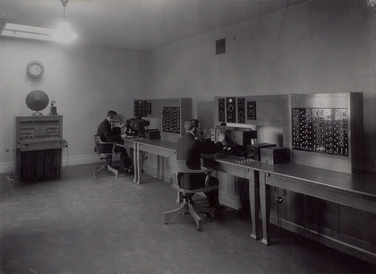 Stockholm. Interiör från Stockholms Rundradiostations förstärkarlokaler vid Kungsgatan 8 (1928). Rad av mikrofonförstärkare.