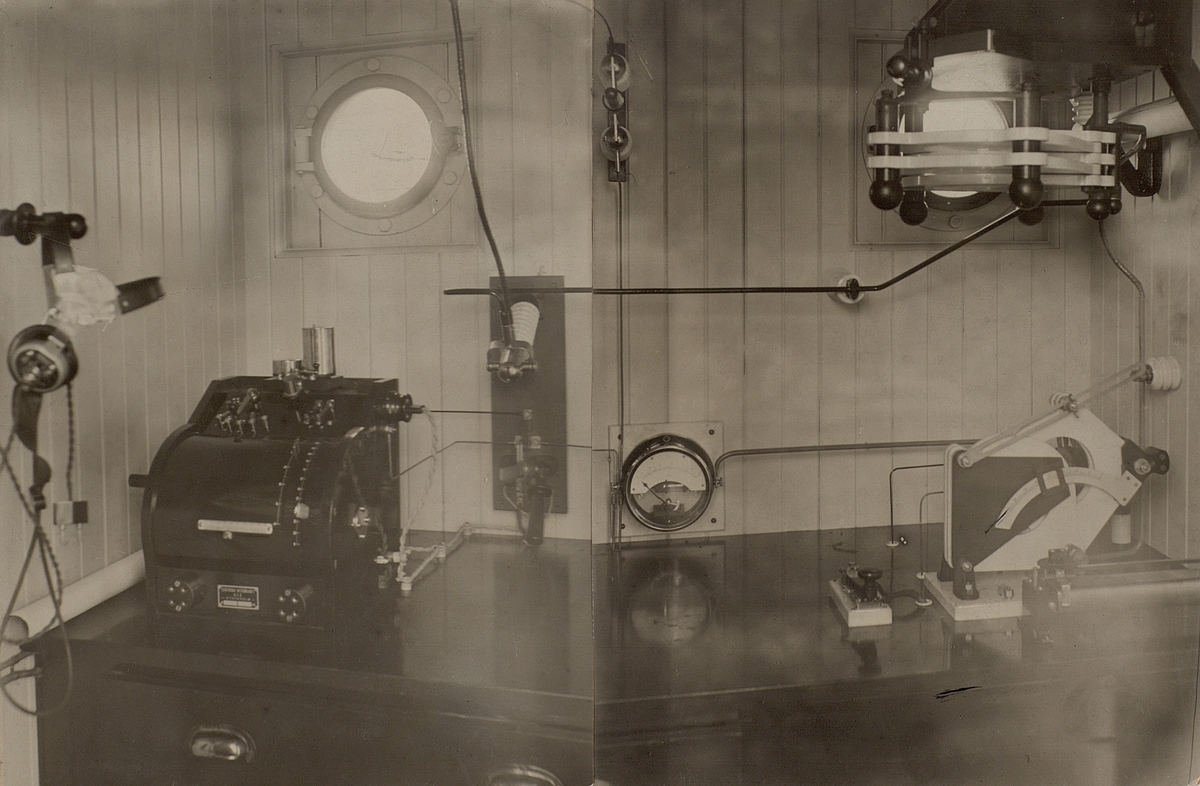 Interiör av radiohytt på ångfartyget "Bia" Transatlantic. Station av Telefunkentyp, tillverkad av AEG och installerad 1914.