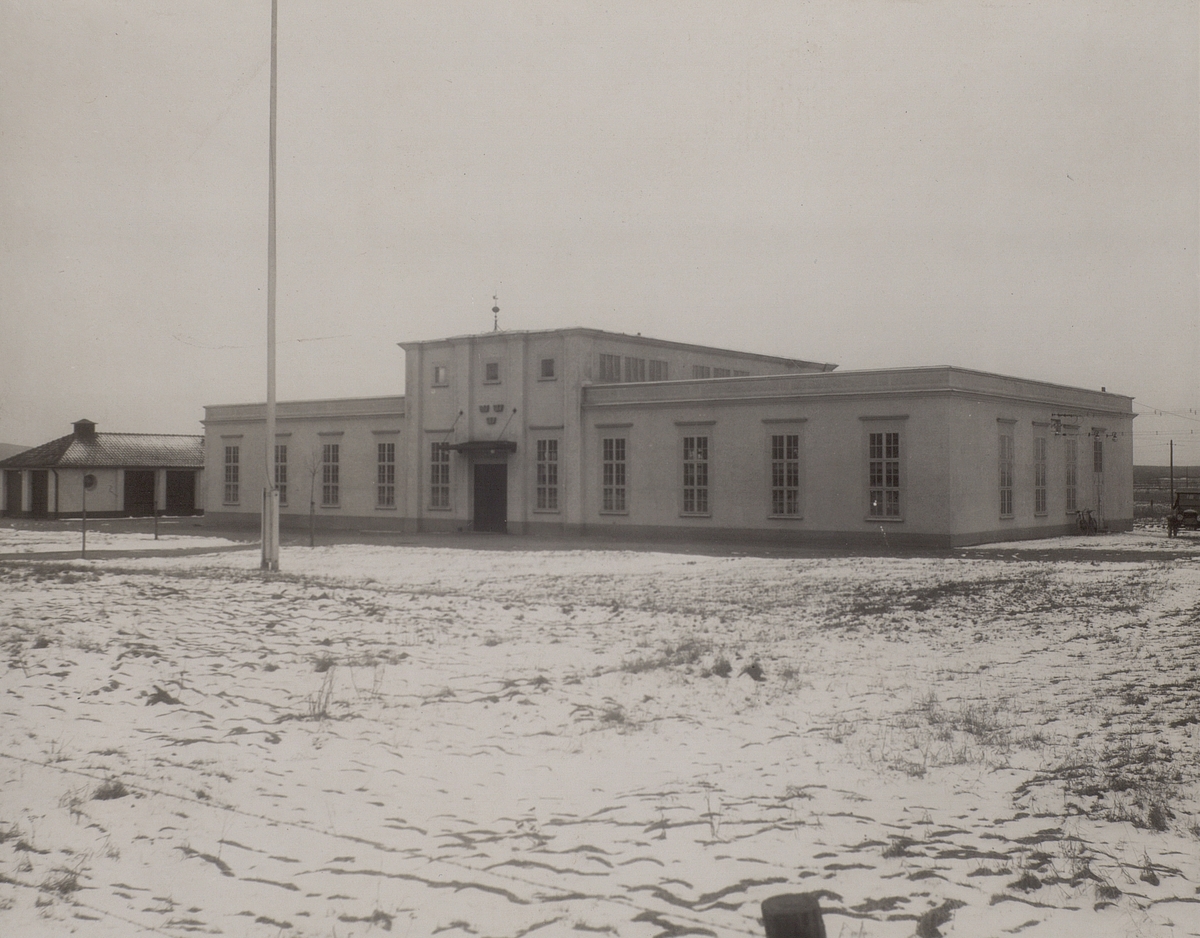 Exteriör av stationsbyggnaden vid Varbergs radiotelegrafstation. 1930. (Grimeton) .