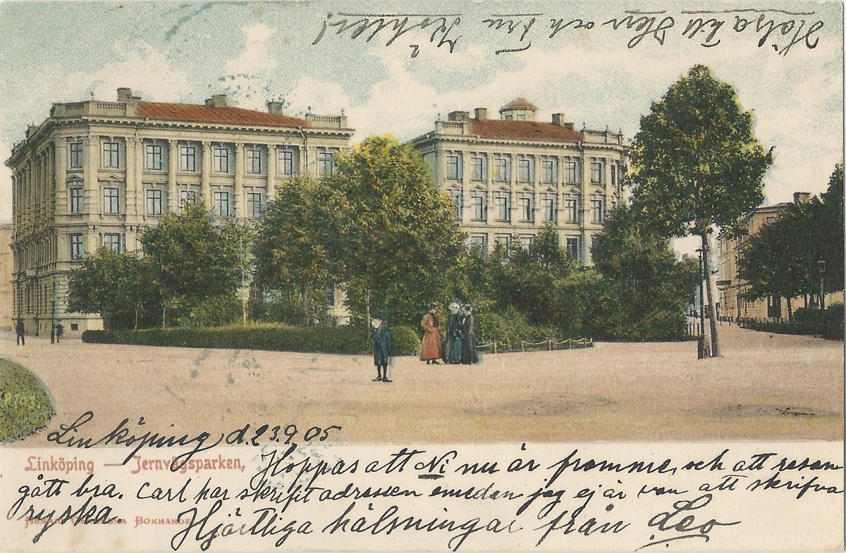 Vykort från  Linköping Järnvägsparken 
Järnvägsavenyn, Järnvägsparken,  Överstehuset, Järnvägsgatan, 
Poststämplat 23 september 1905
Henric Carlsons Bokhandel