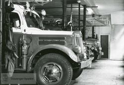 Brannbiler oppstilt i garasjen
