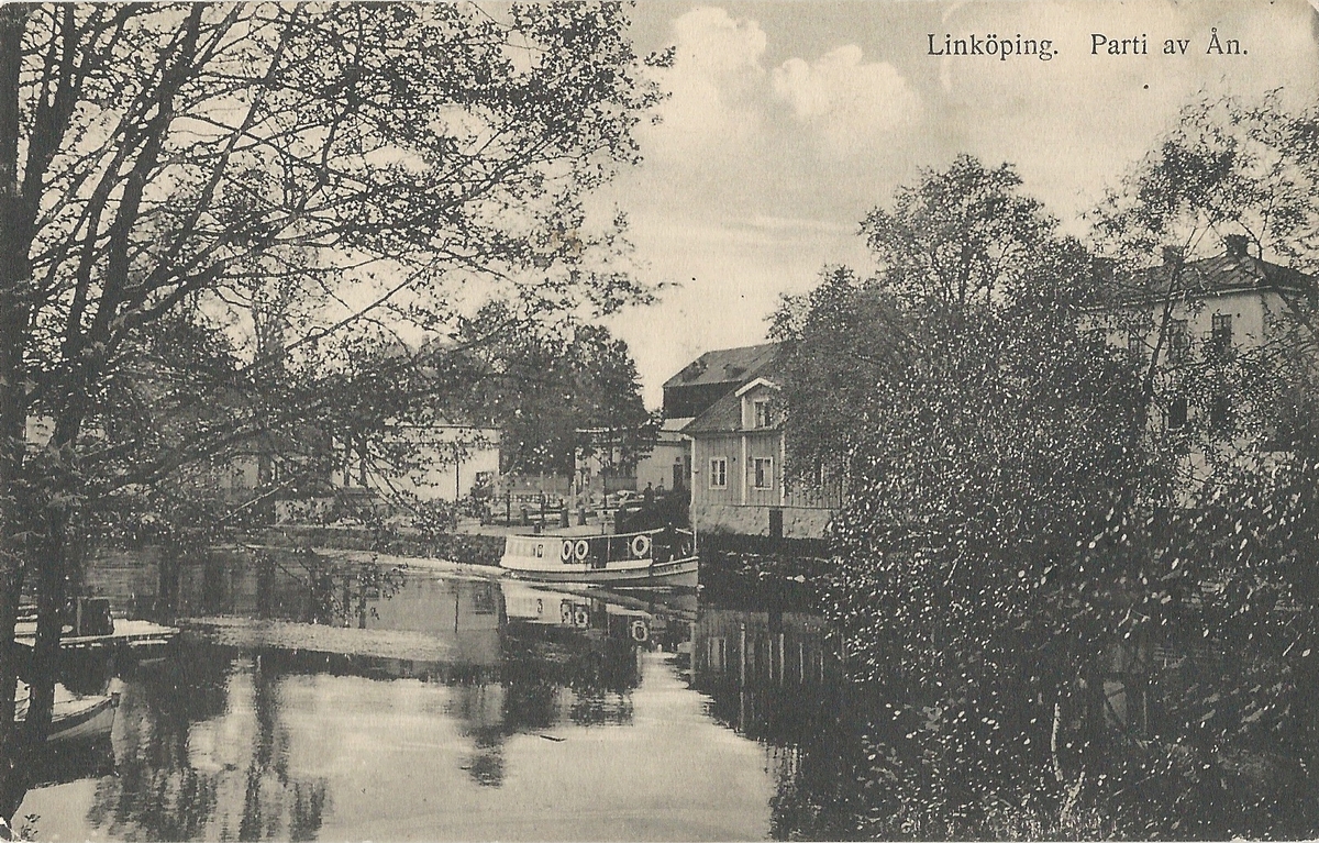 Vykort från  Linköping  parti av Stångån.
Kinda kanal, Stångån,  hamnen, Stångebro , passagerarbåt, 
Poststämplat 18 september 1918
Svenska Litografiska Stockholm