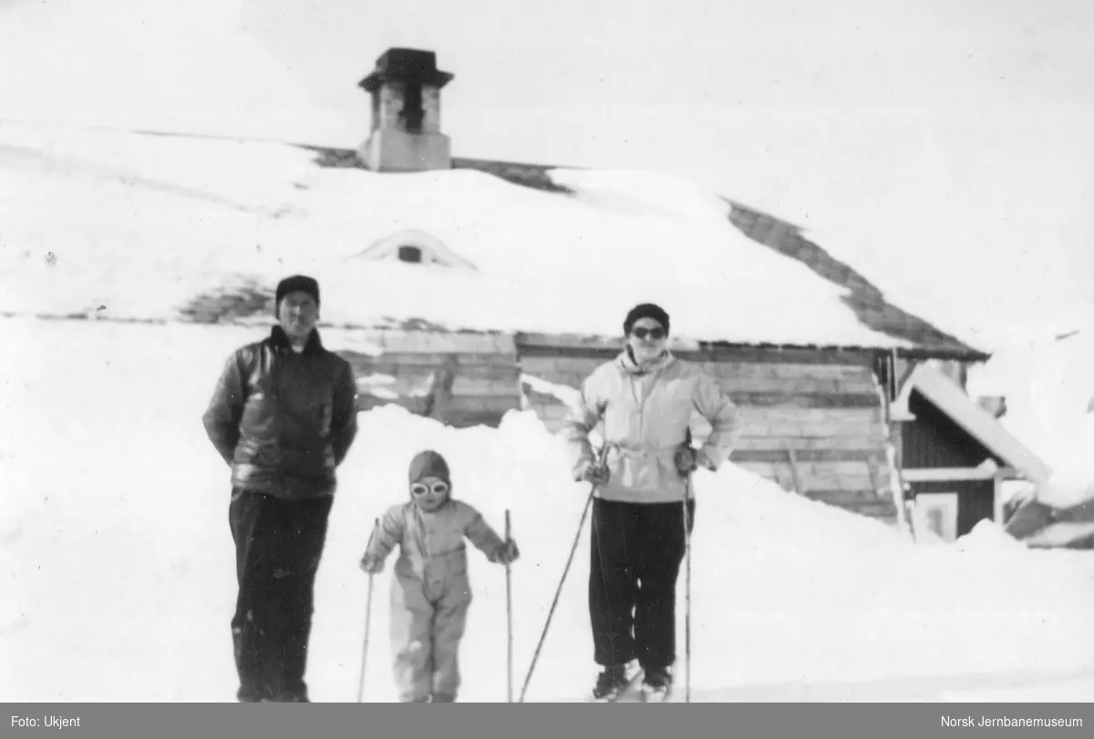 Familien Romslo klare for skitur ved Grjotrust vokterbolig