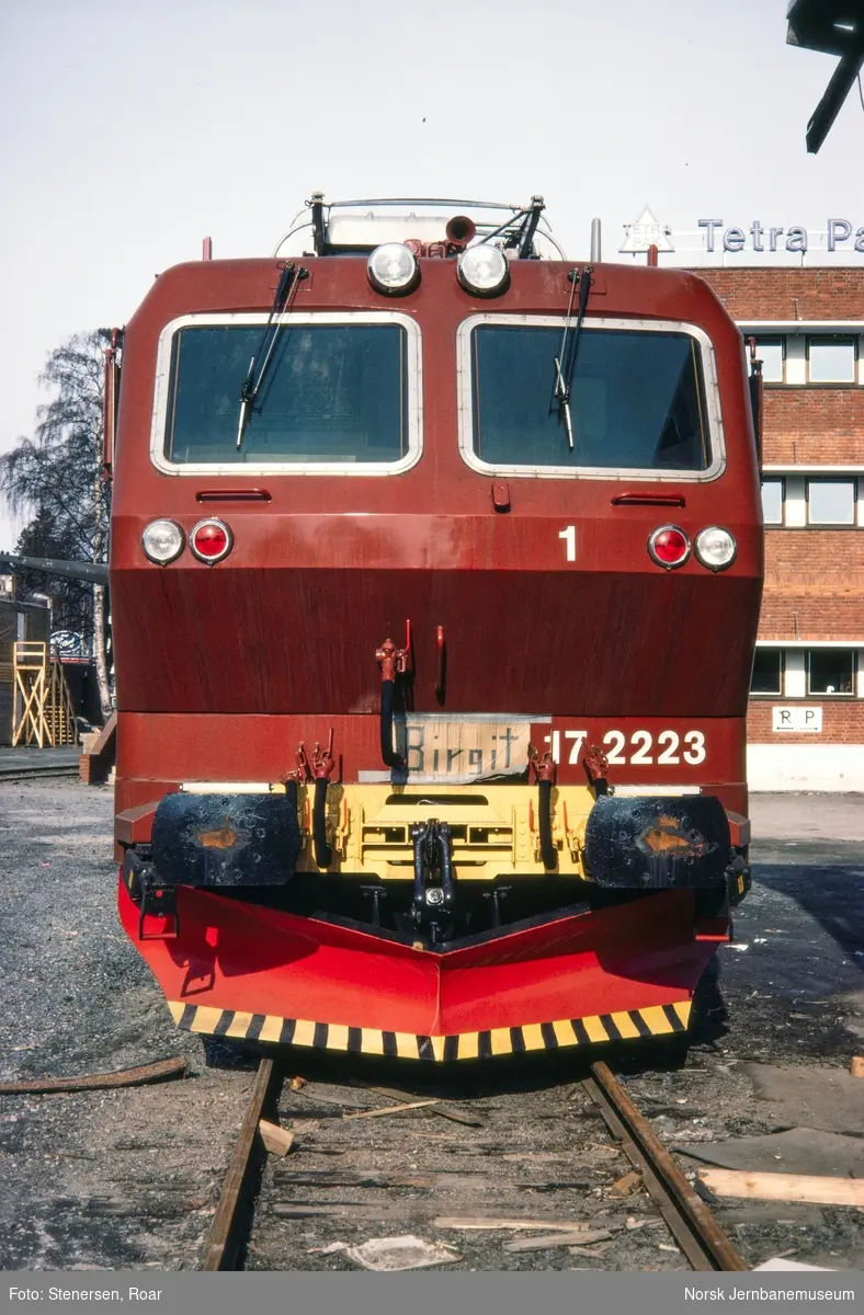 Nytt elektrisk lokomotiv type El 17 nr. 2223 på Elopak sidespor på Skøyen.
