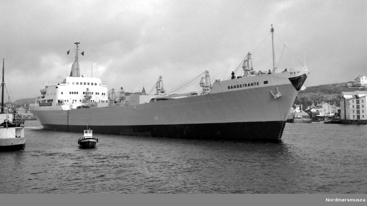 Skipet "SAL Bandeirante" i havnepassenget i Kristiansund. Fotograf er Nils Williams. Datering er ca. 1960. Fra Nordmøre museums fotosamlinger.