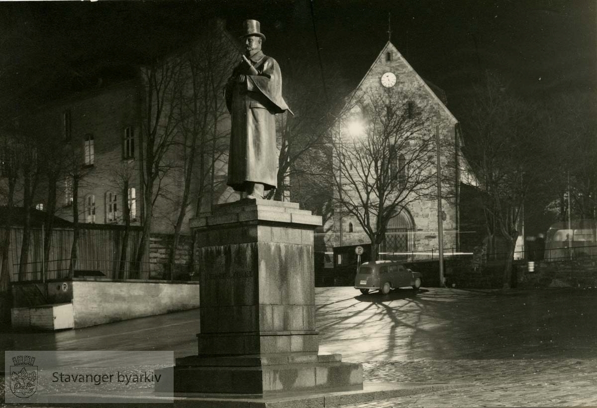 Kielland-monumentet ved fengselet og Domkirken.Statuen av Alexander Kielland