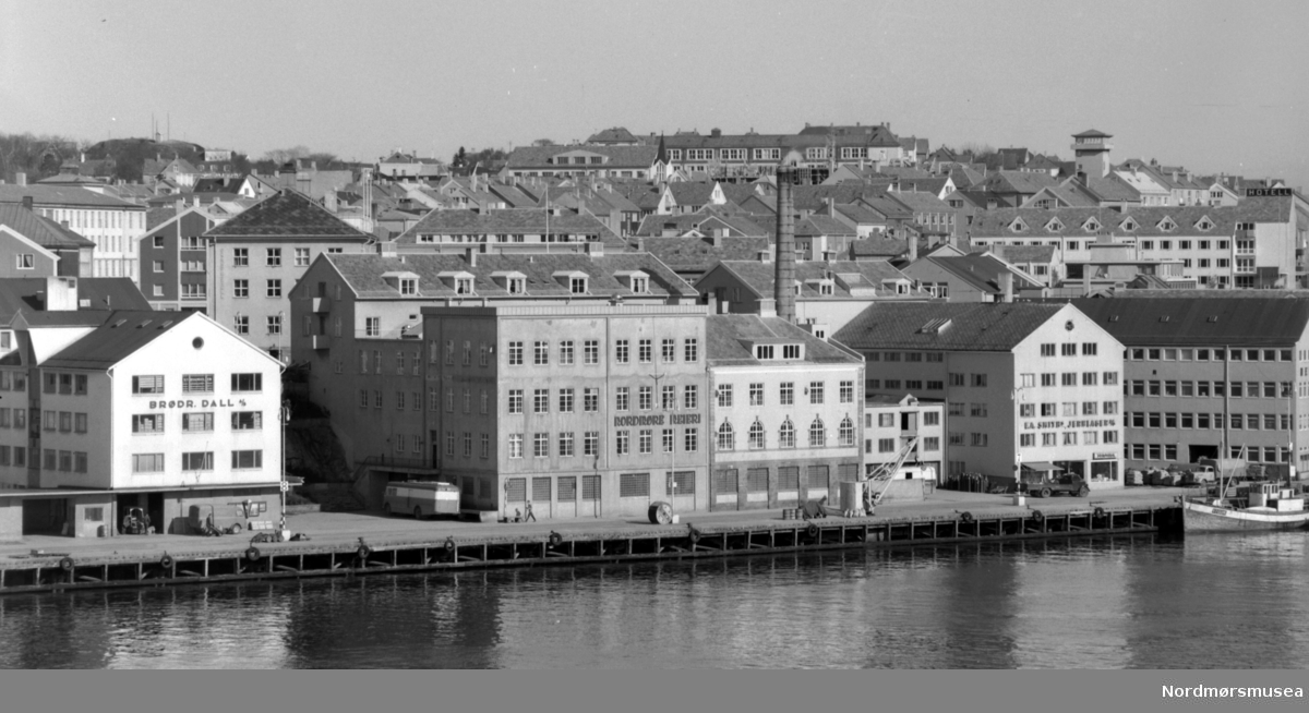 Foto fra Storkaia på Kirkelandet i Kristiansund, med Nordmøre meieri sentralt på bildet. Fotograf er Nils Williams. Fra Nordmøre museums fotosamlinger.