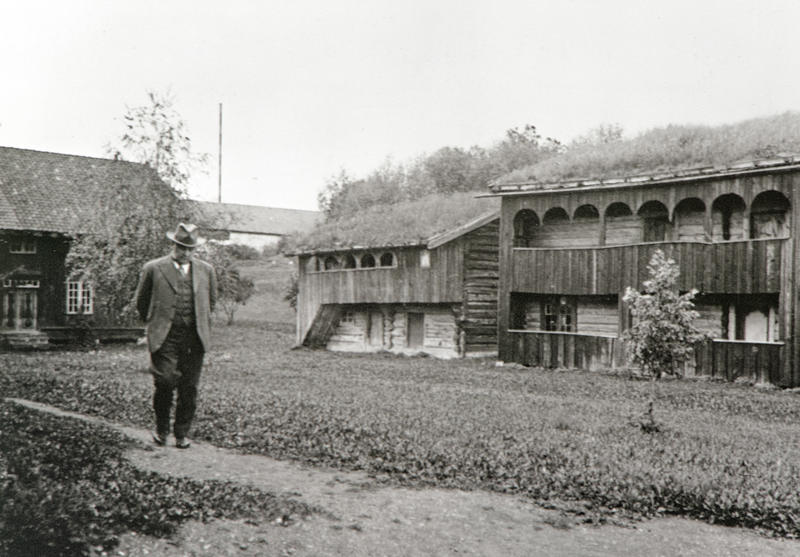 Svart-hvitt foto av bygningene på Hedmarkstunet, med Skråstadloftet i midten.