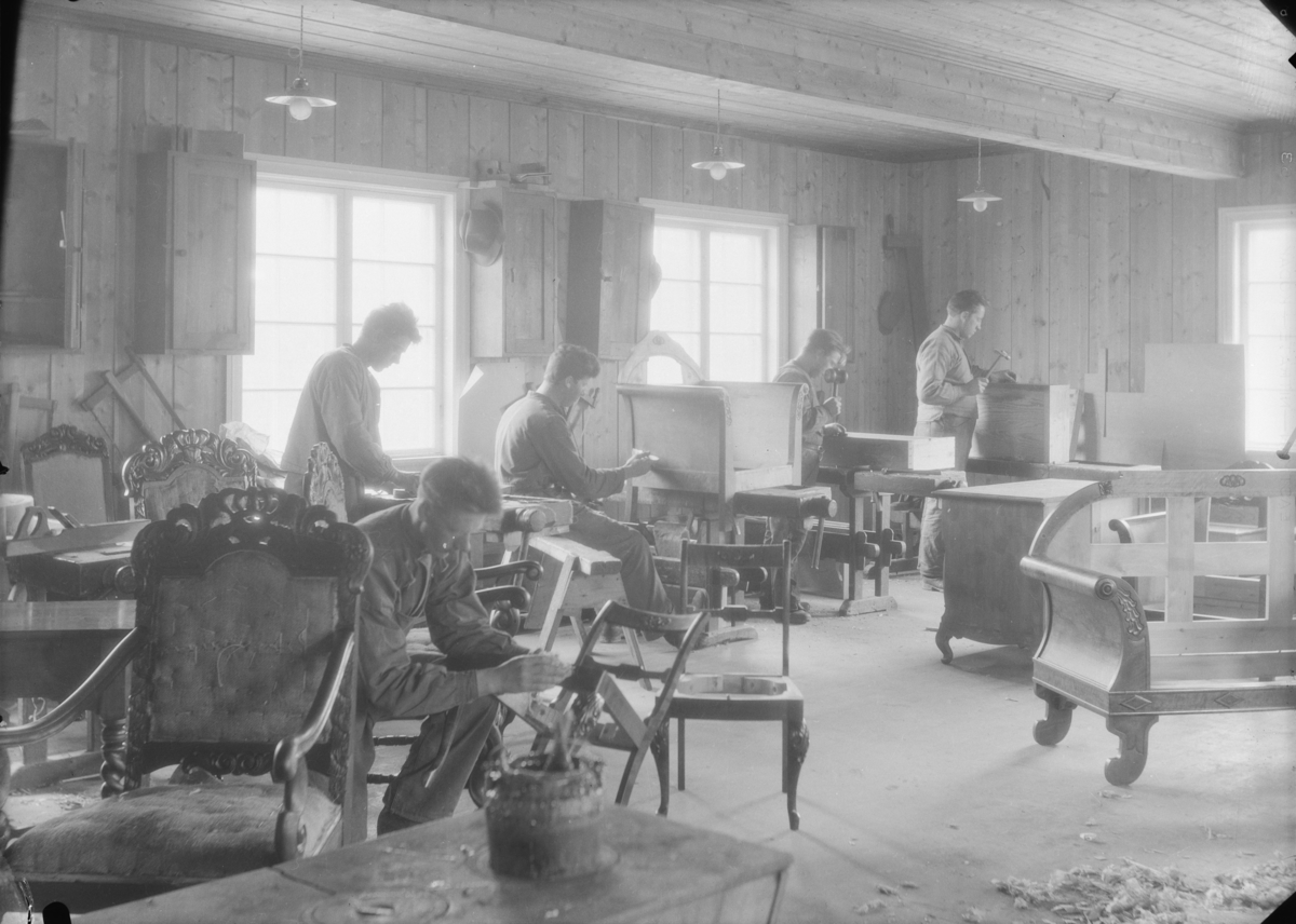 Elever i arbeid med møbelproduksjon i nordre/ nedre sal ved Hjerleids husflidsskole, Dovre