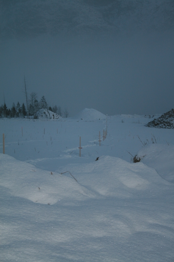 Leirfjord, Leira, Toventunelen. Snøen har lagt seg over alle haugene med matjord som er skavet av  på gården Leireng, g.nr.64 b.nr. 8, i forbindelse med nye rv. 78.