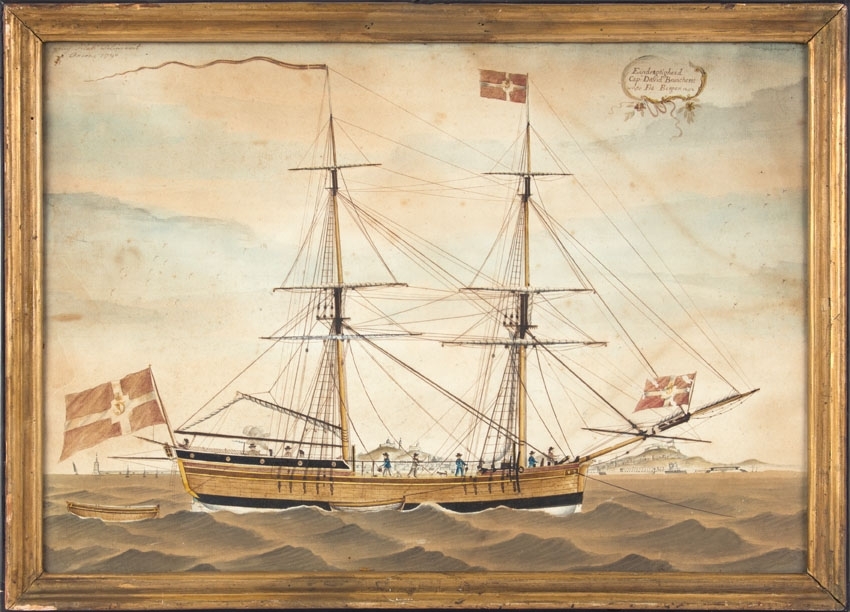 Skipsportrett av brigg ENDRÆGTIGHEDEN (EENDRÆGTIGHEED) oppankret i havn. Fører Dannebrog flagg akter, toppmast og på baugspyd. To mindre lettbåter ligger ved siden og akter for skipet.