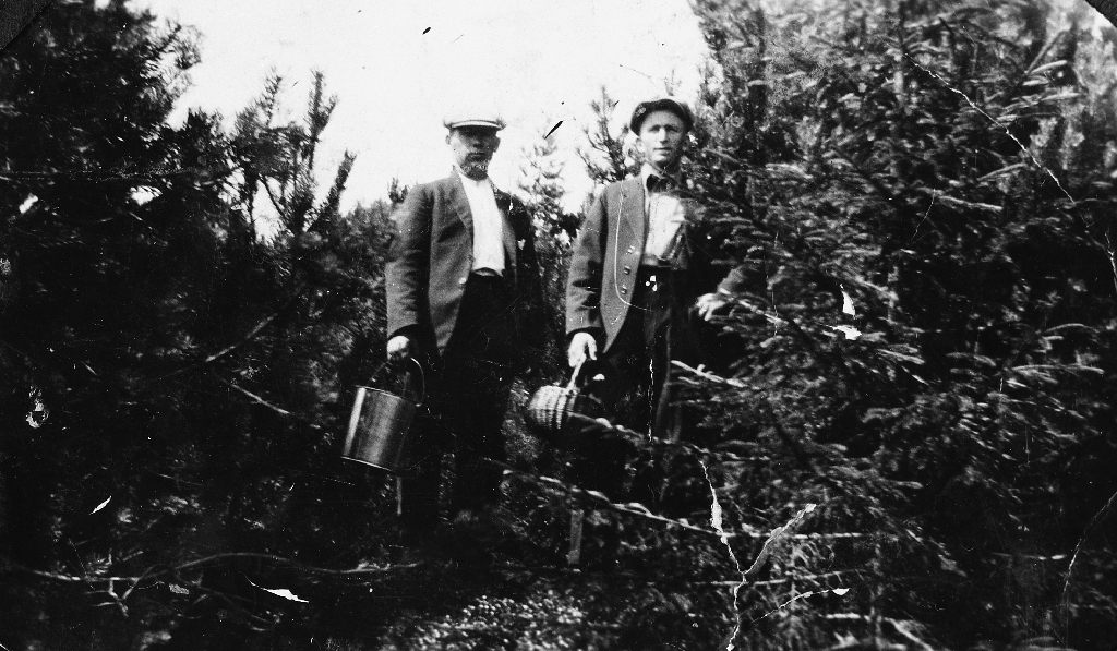 Per Garpestad (1893 - ) og Kristian Høyland (1903 - ) på bærtur i Salen.