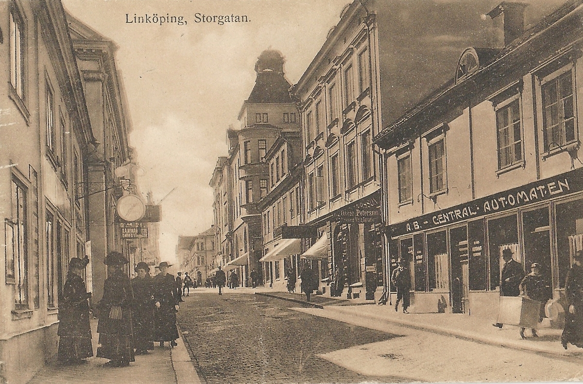 Vykort från parti av Storgatan i Linköping .
gatuvy, Storgatan, Central automaten,
Poststämplat 14 januari 1920
Svenska litografiska Stockholm
