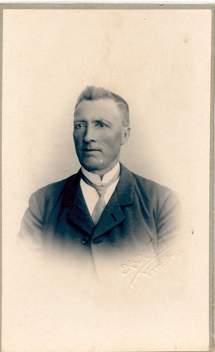 Portrett i halvfigur av Knut K. Jørstad.