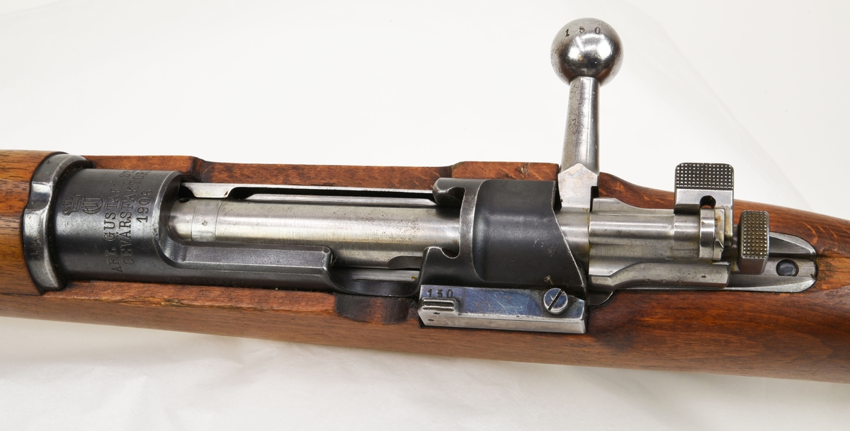 Gevär m/96, ett repetergevär utvecklat 1896.

Detta exemplar är tillverkat av Carl Gustaf stads Gevärsfaktori år 1906. Geväret är plomberat i samband med att det införlivades i museets samlingar och går inte att använda. Geväret har ingen tillhörande vapenrem.