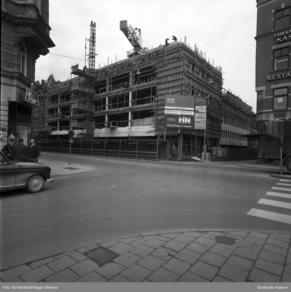 Bygget av varuhuset Tempo i kvarteret Glädjen växer fram. Varuhuset invigdes i augusti 1966.