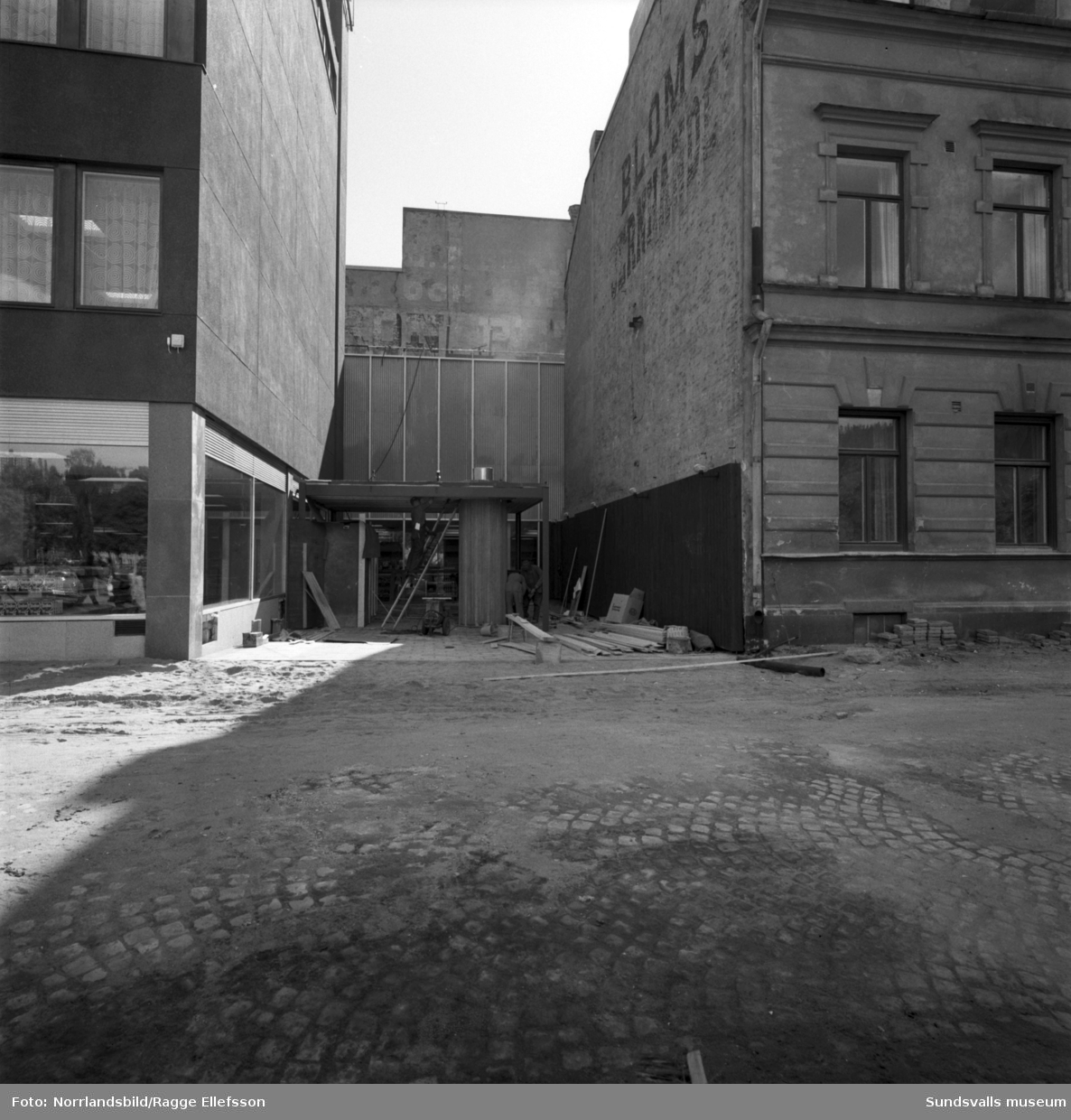 Det nya Tempovaruhusets fasad mot Sjögatan. Slutspurt på bygget inför invigningen.