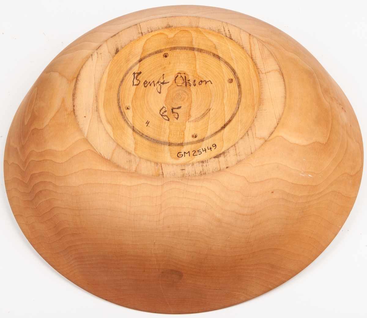 Träskål, svarvad, med mjukt rundade sidor, något ojämn i höjd och rundning. Ev oljad. Signerad med blyerts i botten: "Bengt Olsson 85".