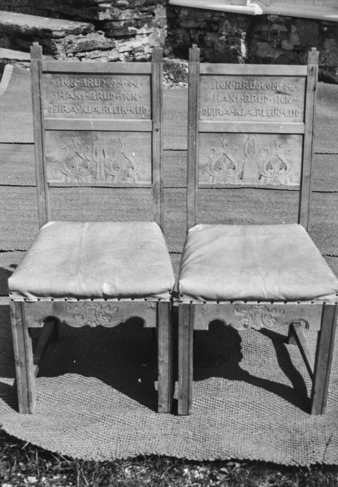 Leirfjord, Fagervika. To brudestoler til Nesna kirke, skåret ut av kunstner og treskjærer, Paul Køllersen.