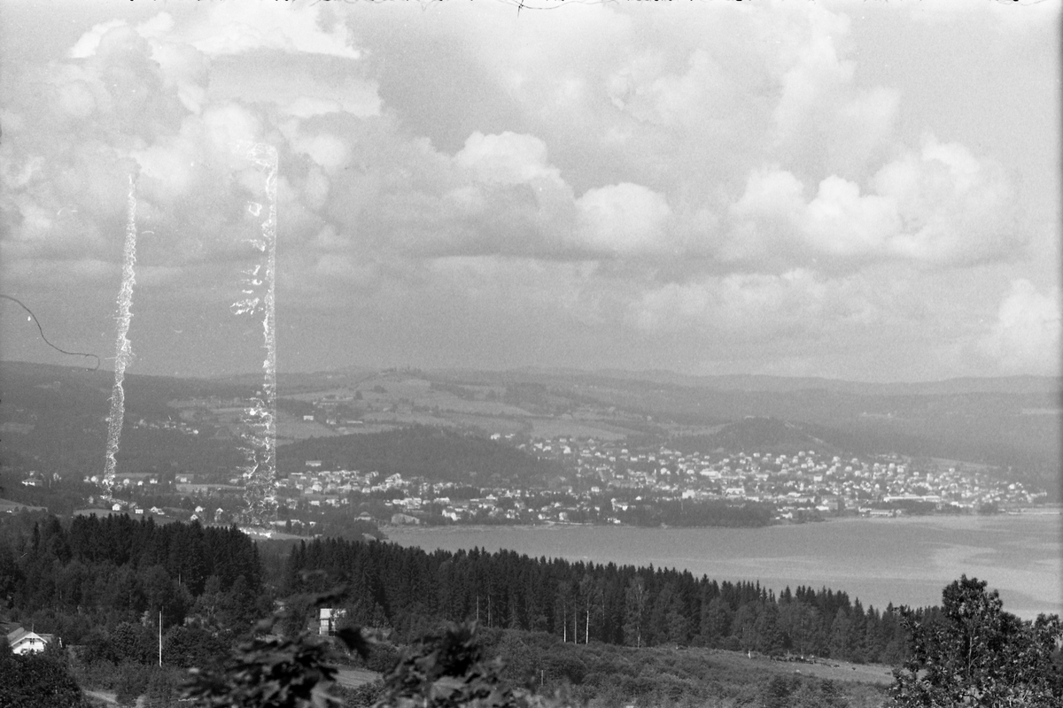 Landskapsbilde tatt sørfra i retning Gjøvik sommeren 1957.