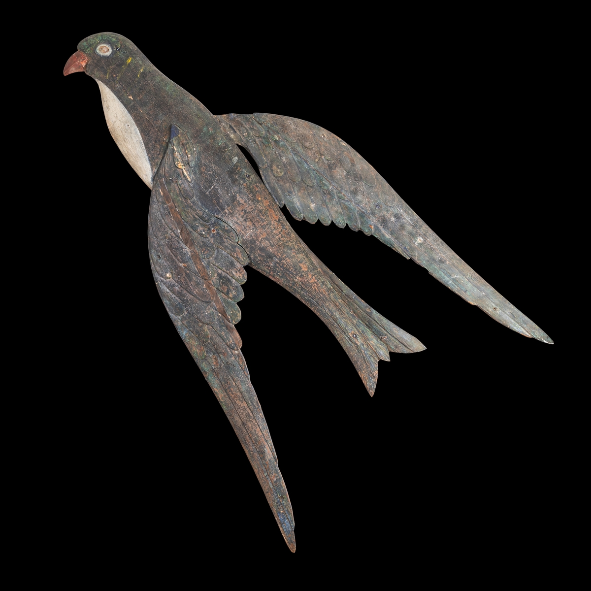 Akterskeppsskulptur i par, svalor med halvt utbredda vingar skurna i låg relief. Målade i grön, blå och svart oljefärg. Näbb röd, bröst vitt