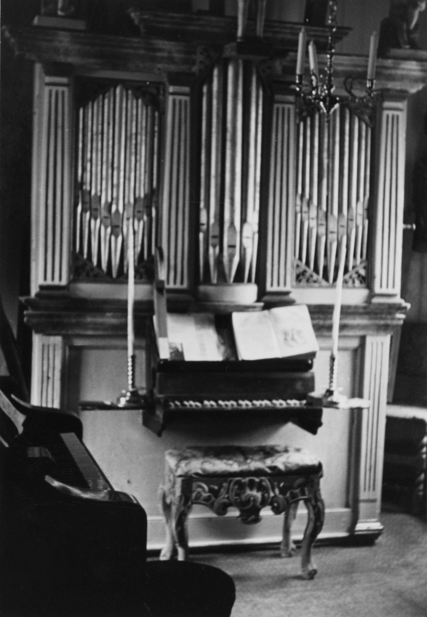 Bilde av Lade/Vollanorgelet fra slutten av 1830-årene i orgelrommet. Et annet klaverinstrument vises helt til venstre i bildet.