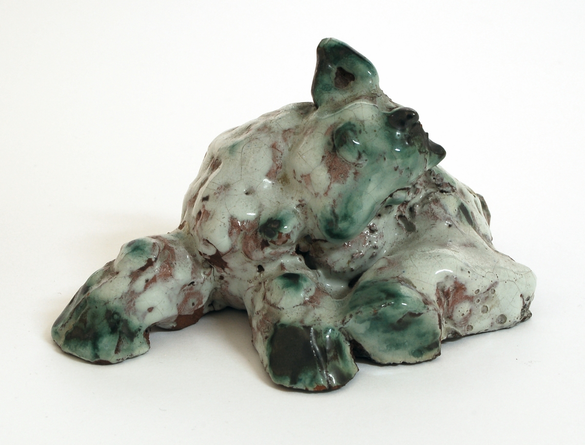 Figurin, liggande get, keramik, grönvit glasyr, formgiven av Märta Willborg, 1930-talet.