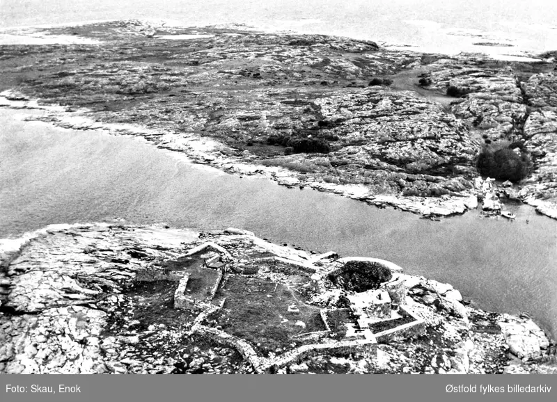 Flyfoto fra sør og øst fra Akerø fort, Hvaler under restaurering 1971. Prospektkort.