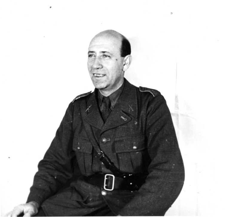 En tunnhårig sittande man i militär uniform, möjligen ryttmästare Leo Sager.