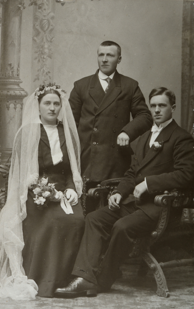Brudeparet Elise Evensen 1894-1958 og Ole Theodorsen 1893-1975. Giftet seg i Ottestad kirke 4.mars 1916. I midten står forloveren Adolf Andersen Myhre 1876-1949.