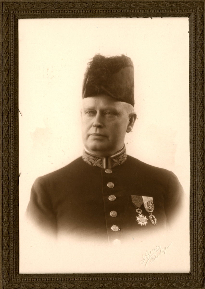 Portrettene forestiller Christian Anker Bachke (1873.1946) i sin belgiske konsul-uniform.