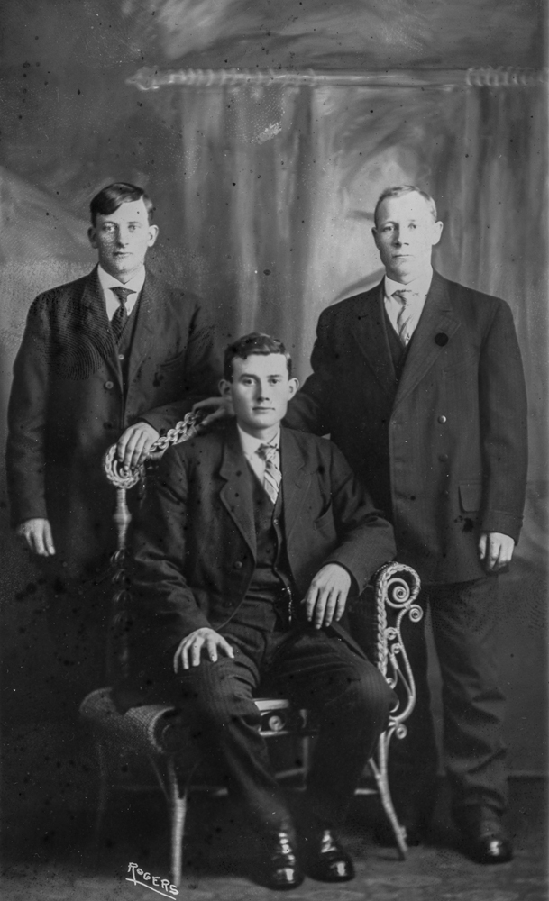 Canada, Ontario. Gruppe med menn hos fotografen i sine fine dresser. En av disse tre unge mennene er Dorotheus Leland, onkel til Ragna Leland.